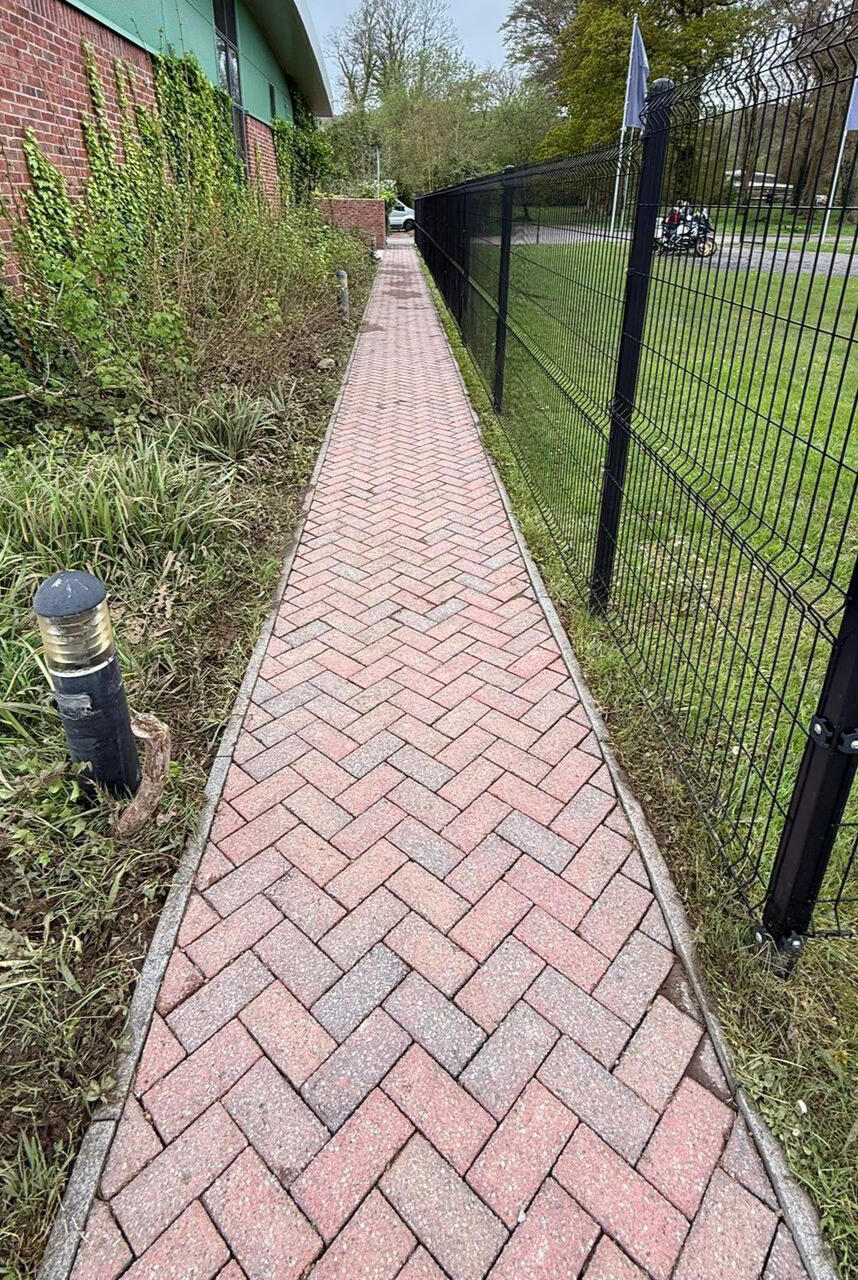 pressure washing ystradgynlais image of path after pressure washing in Ystradgynlais